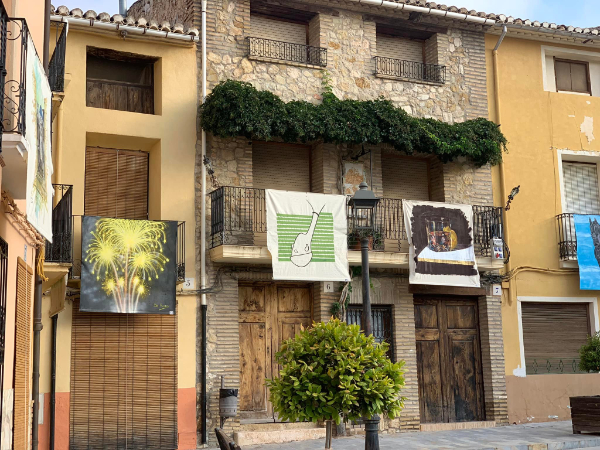 'L’art al balcó' decora las calles y plazas de Biar